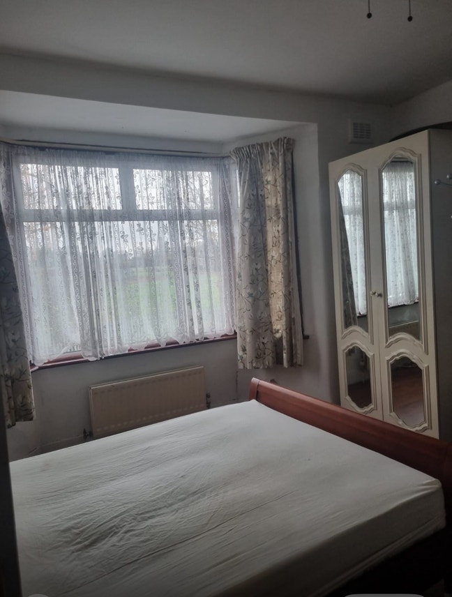 Double room sharing with an existing house mate Main Photo