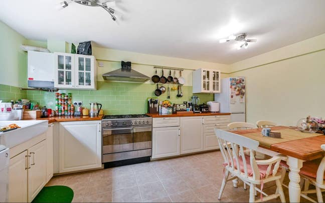 Double bedroom available in house in Kingston Main Photo