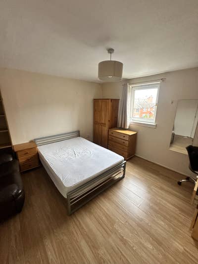 Bright room steps from UofG. Quiet, clean, links Main Photo