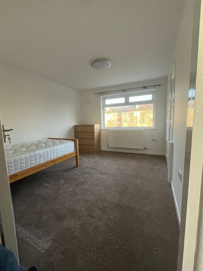 Spacious 5 Refurbished Double En-Suite Bedrooms  Main Photo