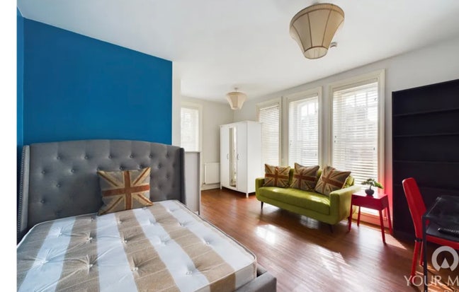 One spacious room available in town center  Main Photo