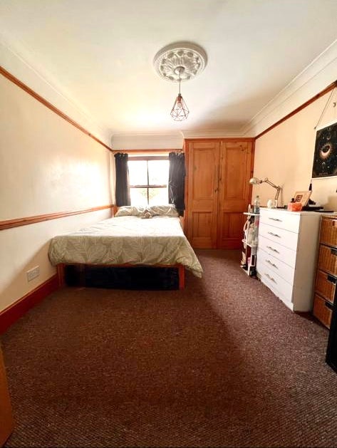 Bright Large Double Room in Leytonstone  Main Photo