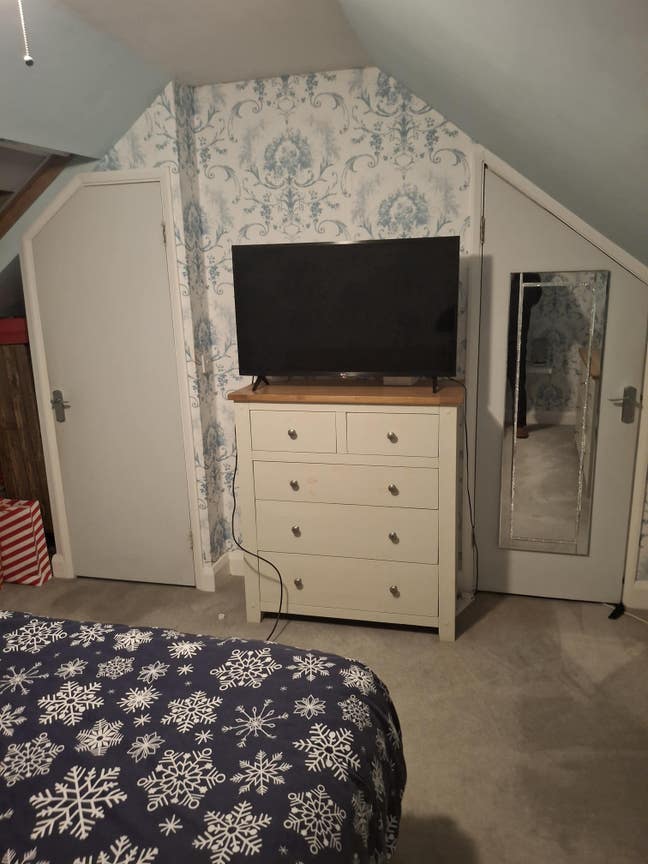 Furnished double room in family home Main Photo