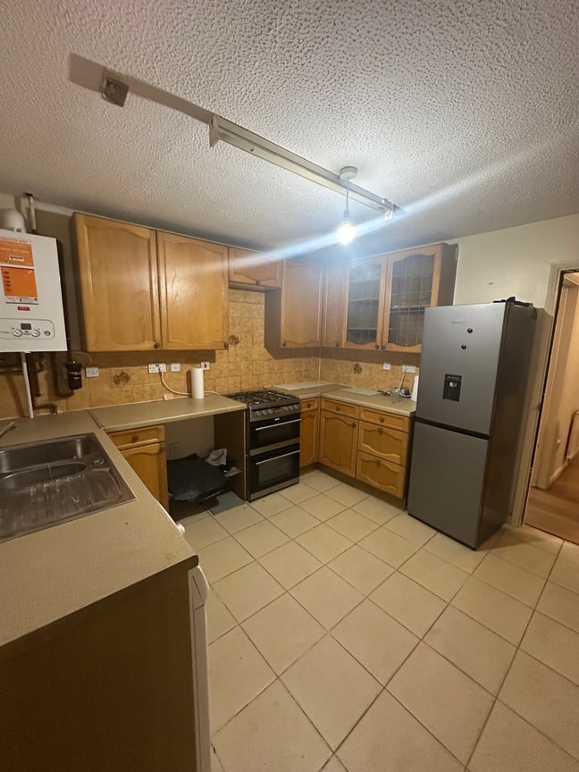 Spacious Rooms Available|IG6 3DF|Cleaner included Main Photo