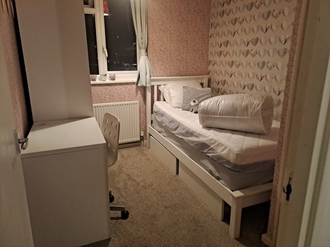 1 single room for female lodger only please. Main Photo
