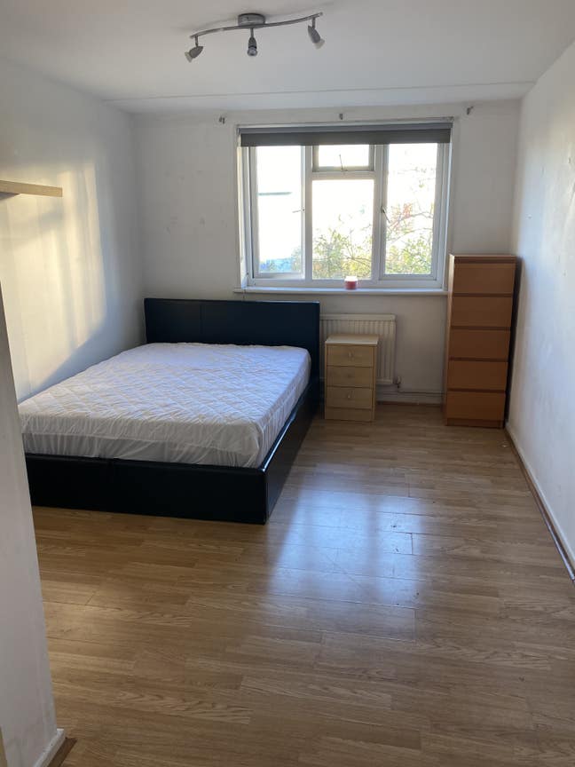 Bright  double bedroom   Main Photo