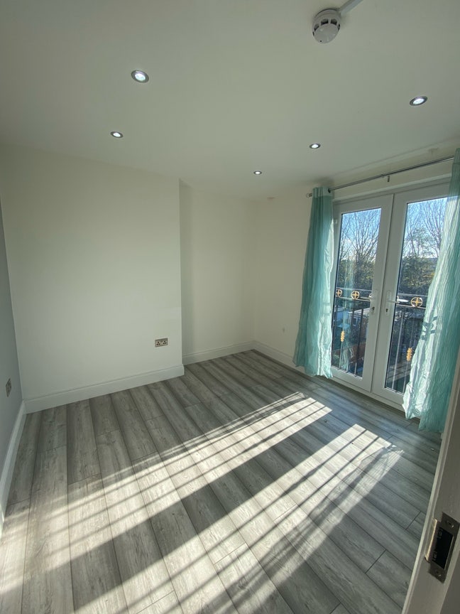 3 rooms available in big share house  Main Photo