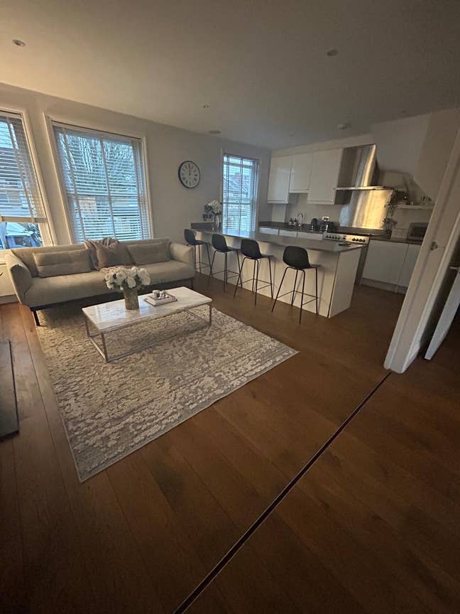 Double bedroom with en suite, own floor, parking!! Main Photo