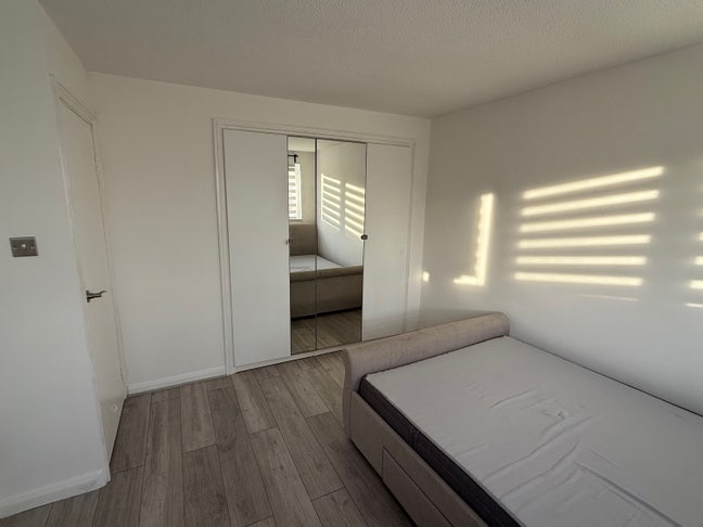 Spacious En-Suite in a Lovely Home |Bills included Main Photo