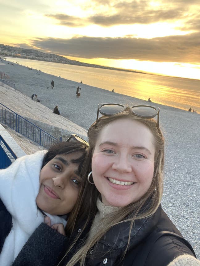 We are two females looking for rooms!  Main Photo