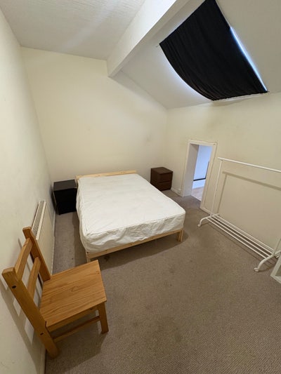 Room to Rent in Shared House (Month-to-Month) Main Photo