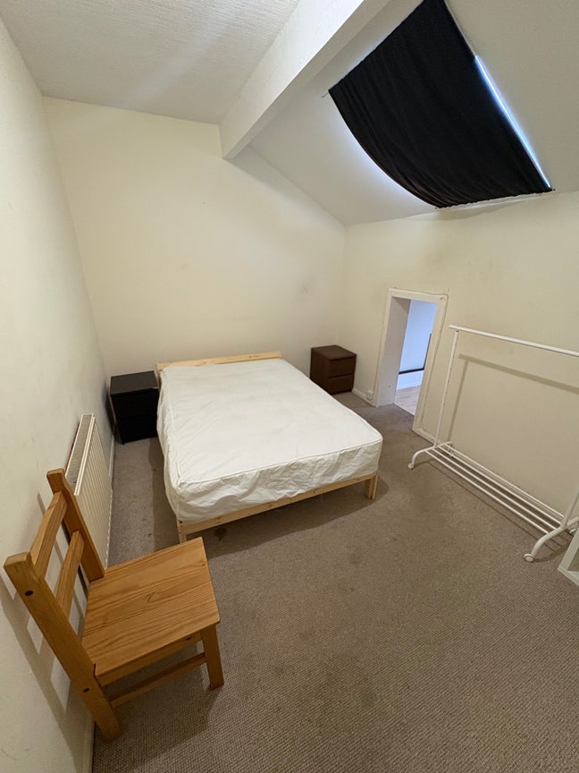 Room to Rent in Shared House (Month-to-Month) Main Photo