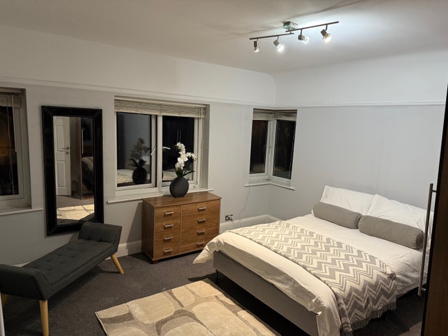 Rooms available in 5 bed refurb house inc bills  Main Photo