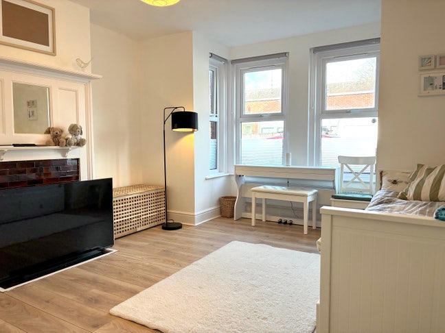 Lovely, newly decorated home in sought-after area! Main Photo