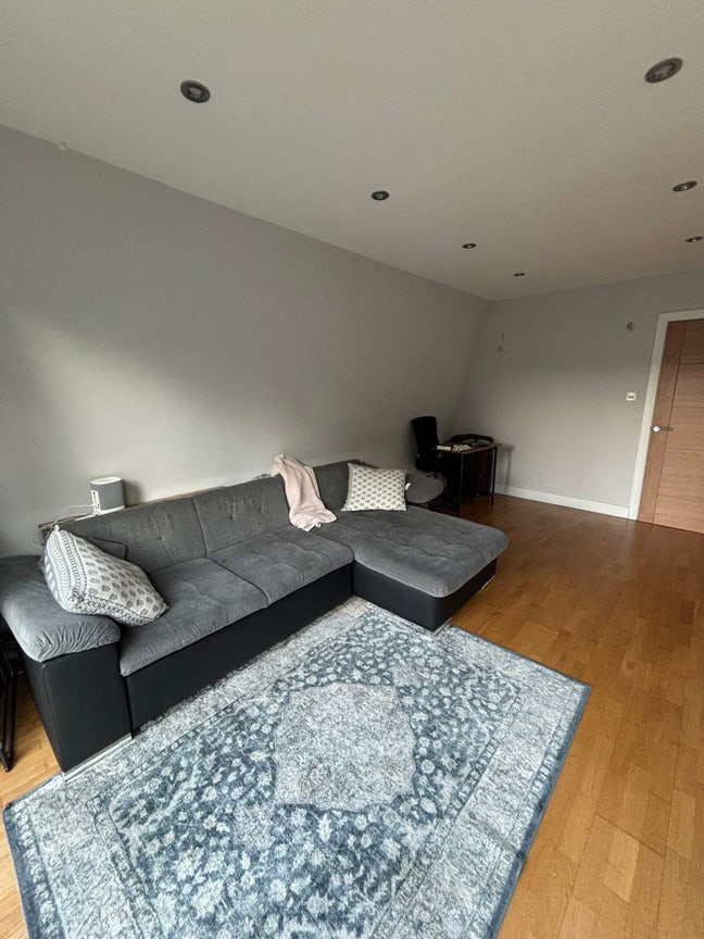 Looking to Sign by Eow (12/19) Main Photo