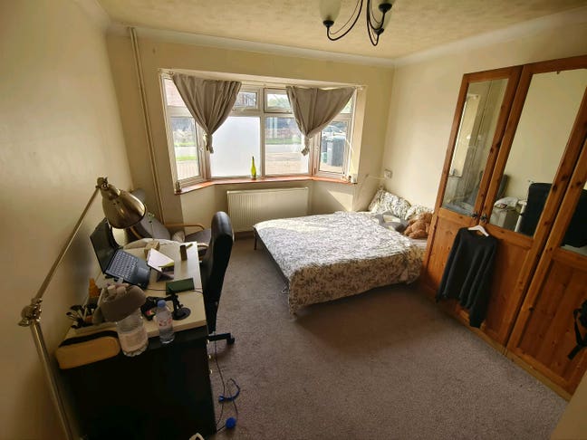 Spacious room in a big house Main Photo