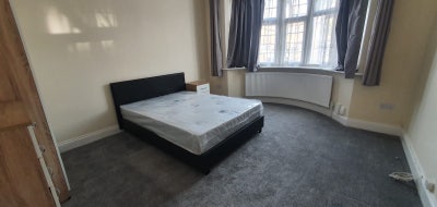 Large double rooms to rent near Heston station  Main Photo