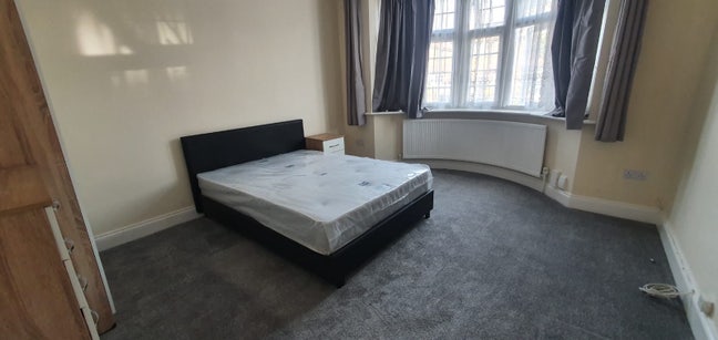 Large double rooms to rent near Heston station  Main Photo