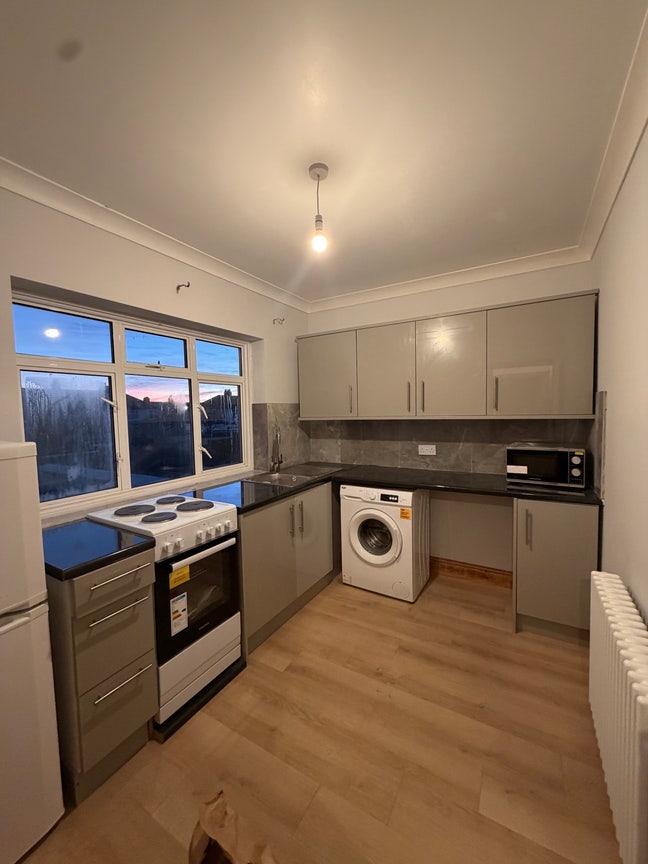 Rooms to let (bills included) - £750 per month Main Photo