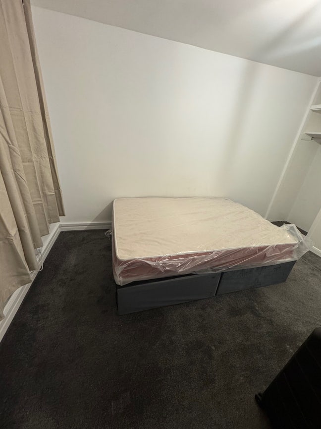 Double & single room available in E17 Main Photo