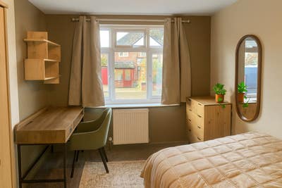 Two lovely rooms close to hospital/city, all bills Main Photo