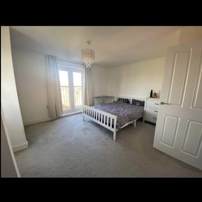 Bright and spacious double room Main Photo