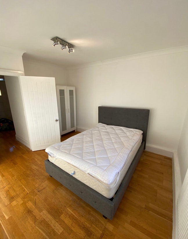 3 bedroom group let share room for 3 people  Main Photo