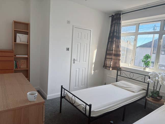 Beautiful Spacious Single Room Available Main Photo
