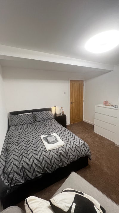 Double bed & private bathroom in S8 Main Photo