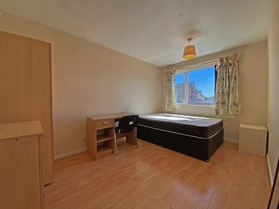 Room in Three bed house Main Photo