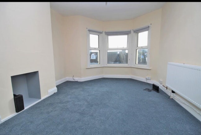 Room to let in Masonette.   Main Photo