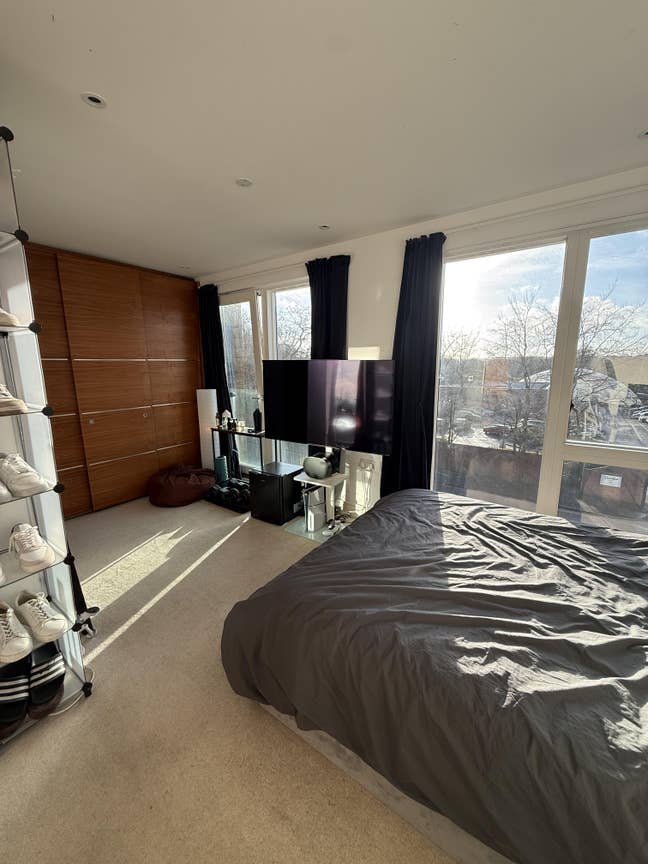 Spacious master bedroom with en-suite Main Photo