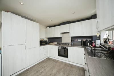 One nice & clean single Bed room available  Main Photo