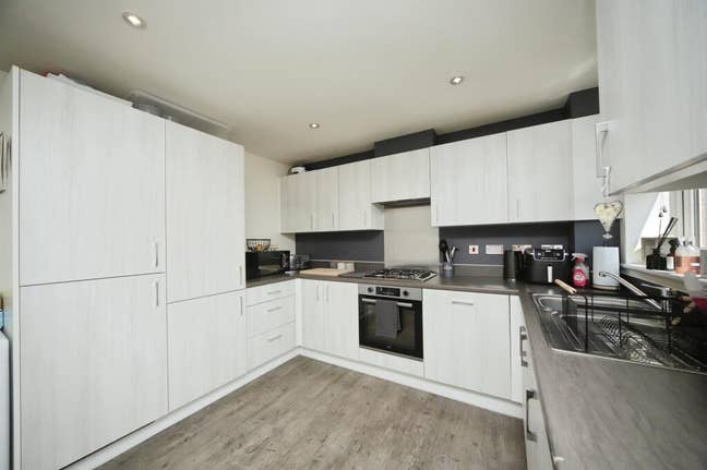 One nice & clean double room available  Main Photo