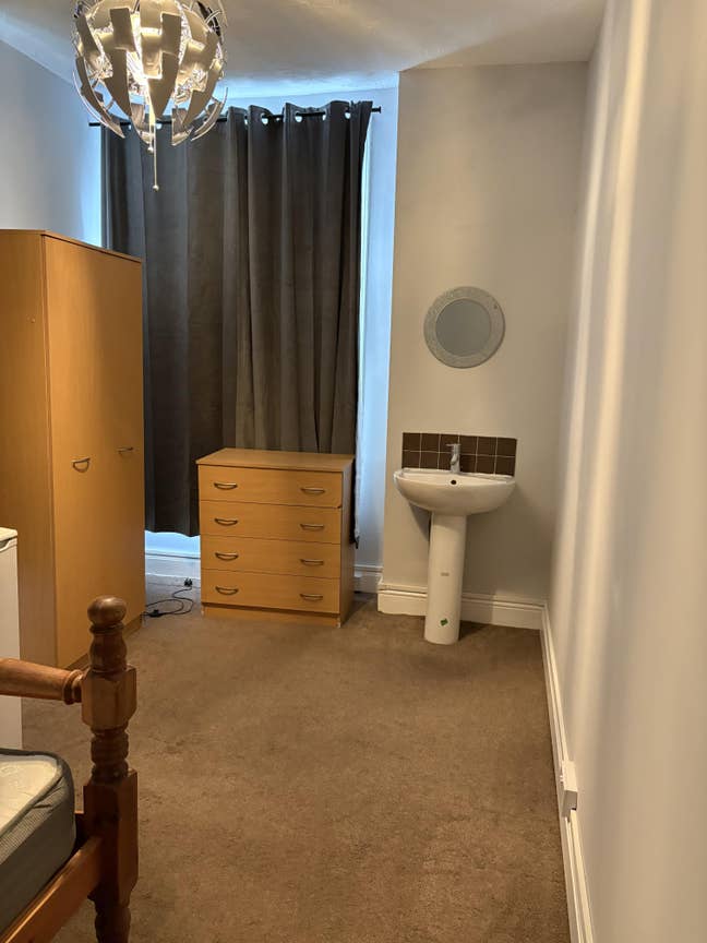 Large Room in Superb Location Just off High Street Main Photo
