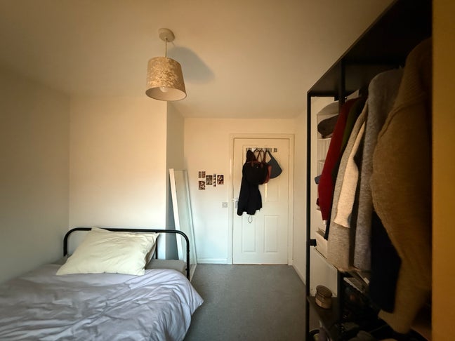 Spacious Room Available for Rent Main Photo