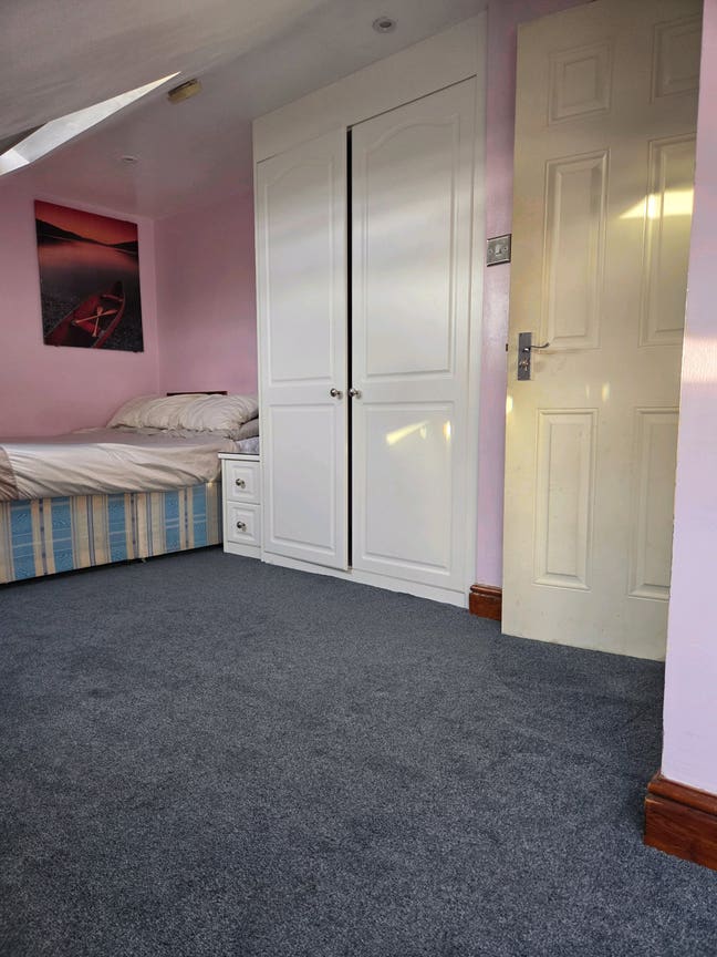 2 X Double room to let in a loft conversion Main Photo