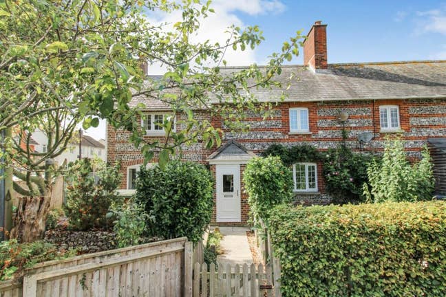 Large ensuite in village close to Salisbury Main Photo