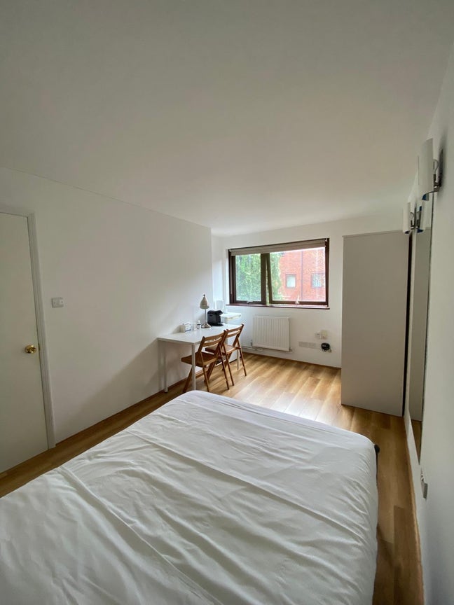 Double Room with Private Bathroom-West Hampstead Main Photo