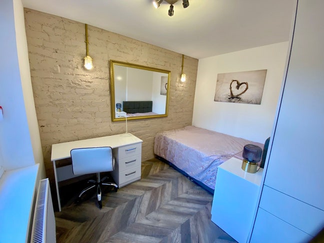 12 Bed WOW Factor House Main Photo