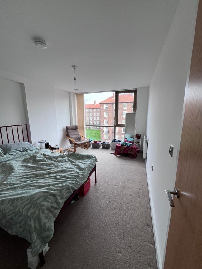Large double bedroom on Old Kent Road Main Photo