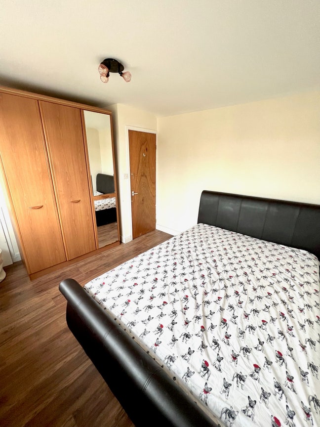  Beautiful top floor room Main Photo