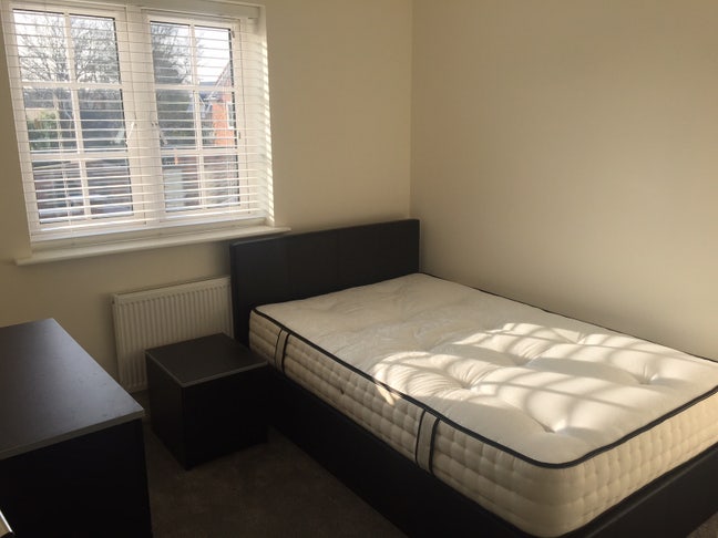 Small Double Bedroom for Single Occupancy Main Photo