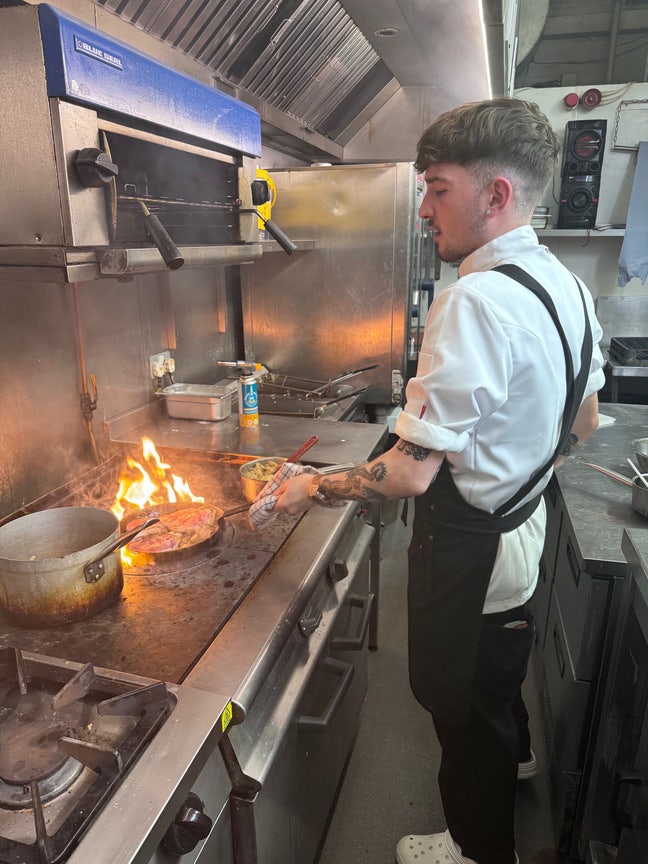 Full-time chef looking for room  Main Photo