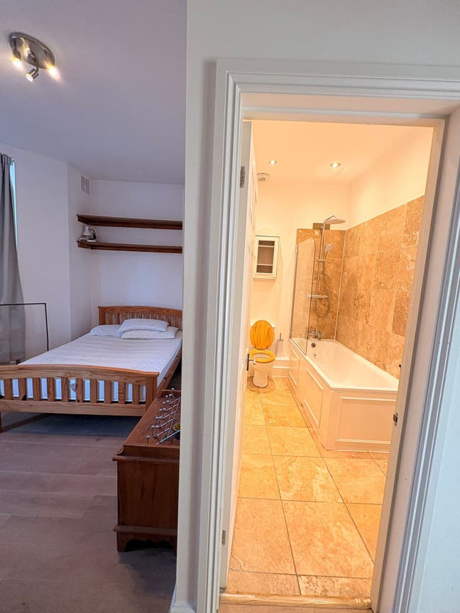 Ensuite double room in creative household Main Photo