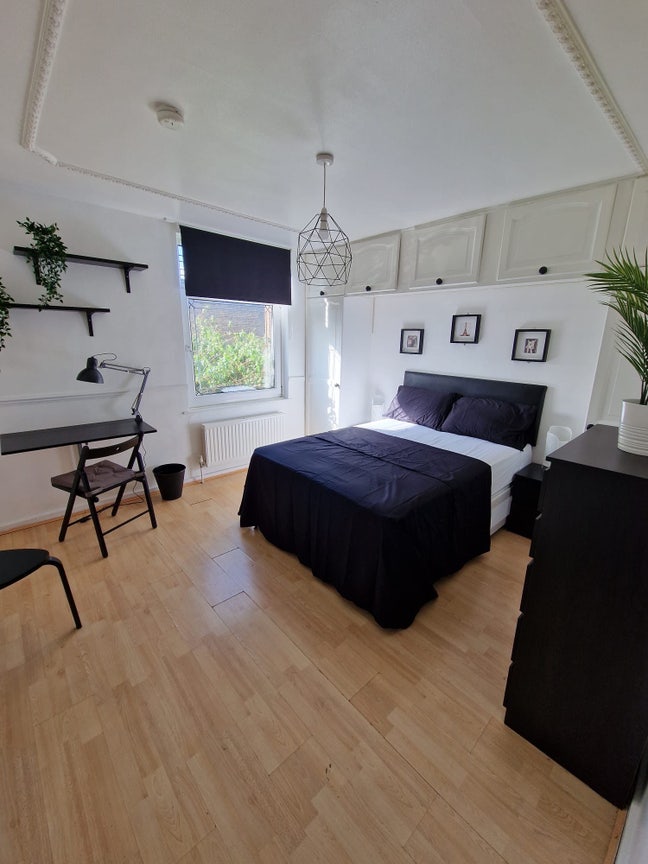 Double Room Near Mile End Station Main Photo