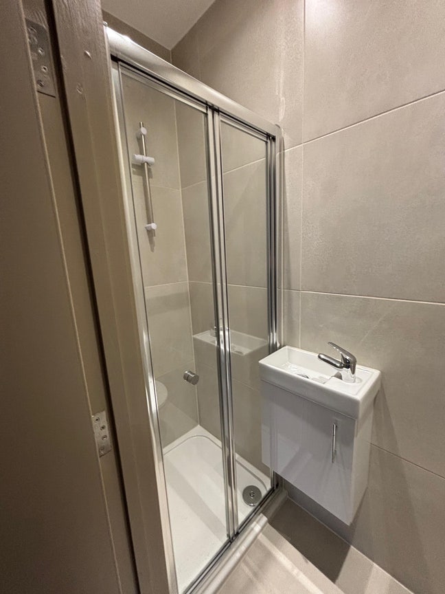 Spacious En-Suite Studio Universal Credit Accepted Main Photo