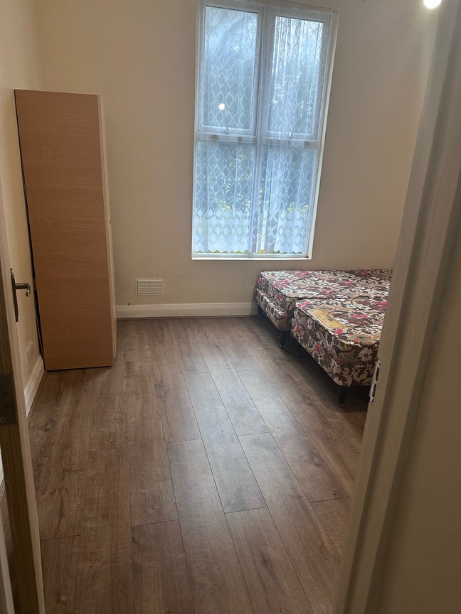 One double king size room available in forest gate Main Photo