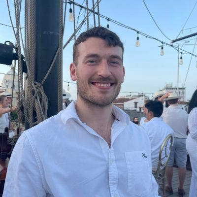 27 year old young professional looking to rel... Main Photo