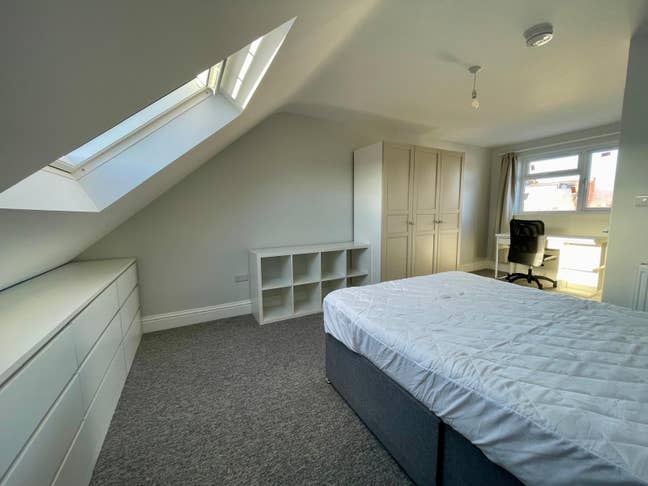 Large double bedroom in shared house  Main Photo